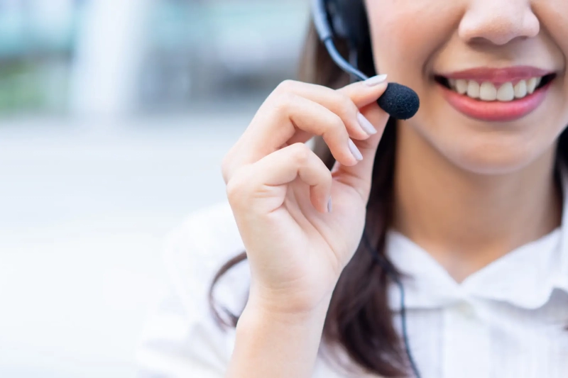 call-center-asian-saleswoman-wear-headset-device-holding-microphone-talk-with-customer_42708-671_result
