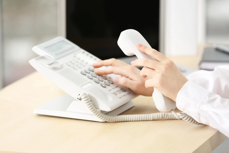 woman-dialing-number-telephone-office_392895-272986_result